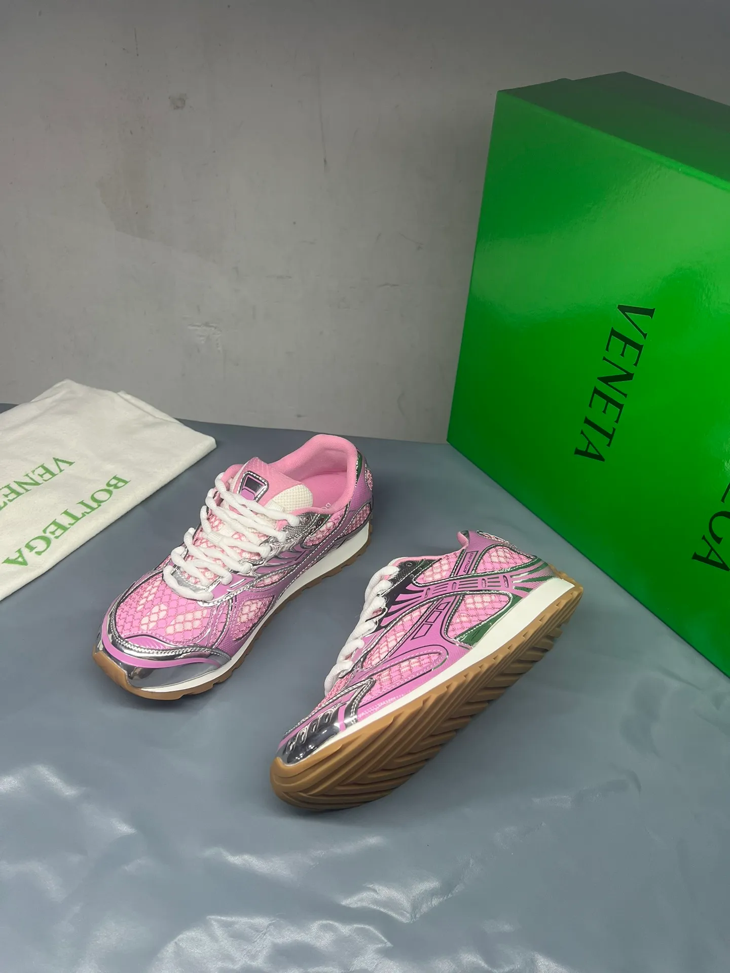 👟👟Ex-factory price 600👟👟 Men's size +10 Real photos 🔥🔥BV Orbit sneakers Wang Yibo's same style couple's dad shoes Runner sneakers, made of lightweight technical mesh fabric. Matched with geometric pattern designed rubber outsole, Wang Zha series high version. Look for the package technology. It is actually a lot taller, but the legs are still slim. Very nice, playable and durable. Matched to the standard💯 Package shoe technology. Look for the high version. The outsole is made of color-blocked TPU outsole. Women's model 35 36 37 38 39 40 41 42 (40 41 42 43 44 45 customized) (Customer logo can be accepted without refund or exchange at a favorable price) Equipped with original packaging